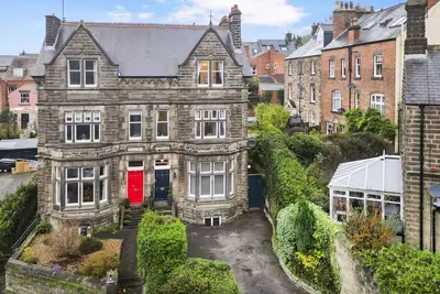 Image de Large Victorian 6 bed house in the centre of Matlock with hot tub and games room