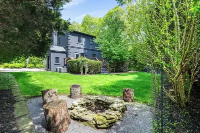 Image de Cozy quiet gem, private & fenced in backyard