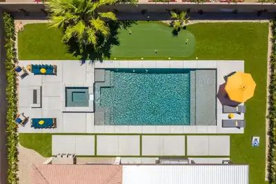 Image de Relax~Unwind~Luxury -/spa/putting green/games