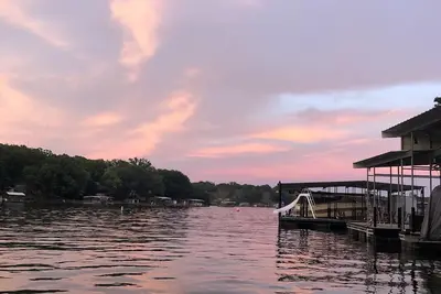 Image de Updated lake house guest suite with Great Views, Easy Lake Access, Swim Dock