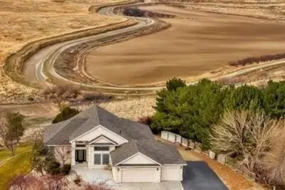 Image de Sunset Hills1600 sq. ft. lower-level apt. <br>(3 bedrooms, 2 king beds)