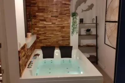 Image de Loveroomoutoftime ''Jacuzzi et Jardin'' privatif.