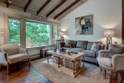 Image de Close to town, Covered deck, Two king masters, Great firepit, Modern & Clean