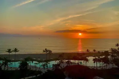 Image de Luxurious and upgraded condominium with unparalleled ocean views!