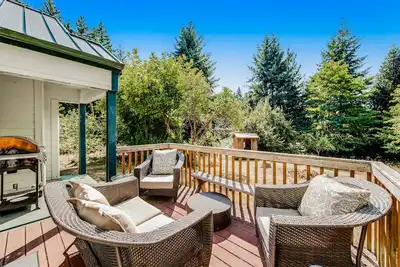 Image de Darling Cottage in the Trees w/ Free WiFi, Full Kitchen, Wood Stove, & Gas Grill