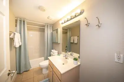 Image de Amazing Views from this waterfront condo.