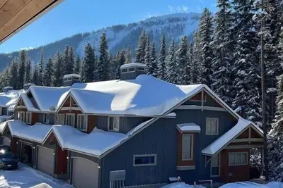 Image de Townhouse backing onto the skating loop