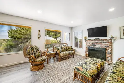Image de Oceanfront home with sunny deck, WiFi & washer/dryer