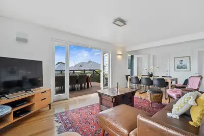 Image de Stunning Renovated Home, Close to Cbd Sleeps 8