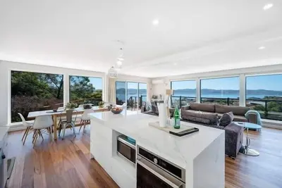 Image de House on the Hill with a View – Sleeps 12, 3 Bath