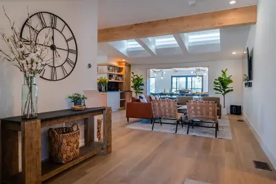 Image de Garden House at Oak & Vine-Epitome of Country Living with Luxurious Comforts!