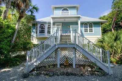 Image de Shimmering Shells: Island Oasis Nestled in Bayou!