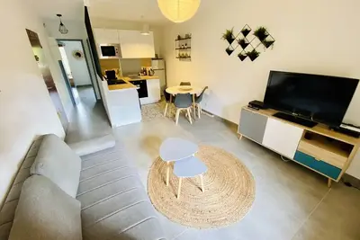 Image de renovated 2-room apartment with balcony and private parking