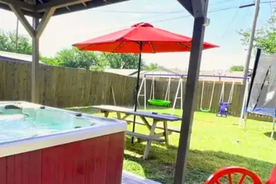 Image de Spacious 4br Retreat with Hot Tub Comfort in Plano