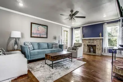 Image de Modernly renovated 2b apartment with impressionist art theme