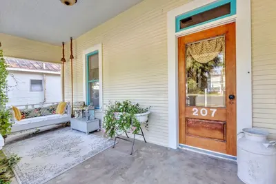 Image de “Henry’s Haus” | Walk to Main | Pet Friendly!