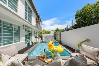 Image de Driver, Chef, Maid, & Pool - Vip Service