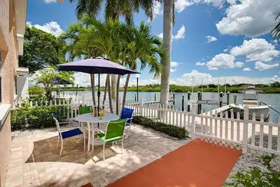 Image de Waterfront 1/1, sleeps 6, walk to beach! #B111