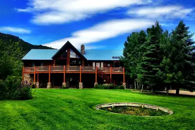 Image de Family Friendly Log Home on 5 acre w/trampoline, 10 min to downtown/Ski Sunlight