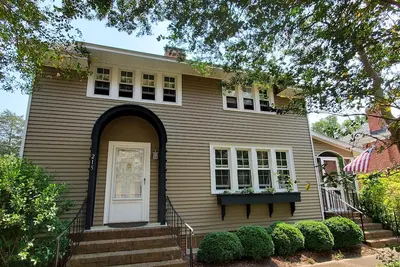 Image de Yorktown - 3 private rooms and bath for 1 group/party. Not a whole home rental.