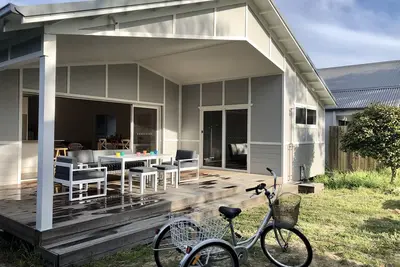 Image de Barefoot Retreat Booker Bay walk to beach, shops, cafes, family and large groups