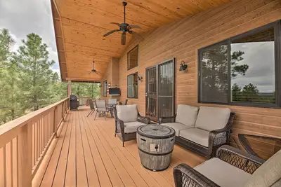 Image de Deck & Views: Dog-Friendly Cabin in Show Low!