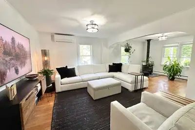 Image de Chic Downtown Cottage ★Uber Walkable ★Hot Tub ★Pet Friendly