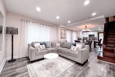 Image de Cheerful & Modern Home w\/ a Walkout Deck Area