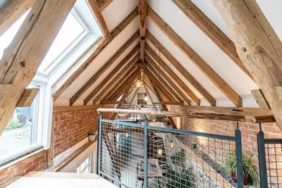 Image de Exceptional barn loft with open roof truss