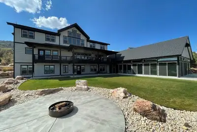 Image de Pool Table, Treehouse, Indoor Pool, Lake View, Large Kitchen, Spacious Bedrooms