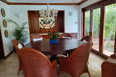 Image de Five Bedroom house Central Location just a short walk from Minitas Beach