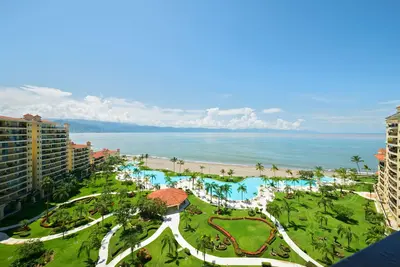 Image de Luxury apartment  front to the ocean, great beach and inside marina vallarta