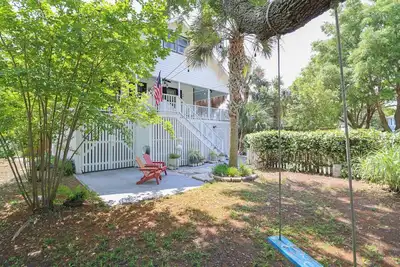 Image de Vintage Cottage, with Ping Pong table, steps from Aj's Restaurant - oh and a Vhs player!