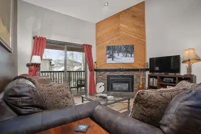 Image de Pool & Hot Tubs, Balcony, Gas Fireplace, Free Bus Route