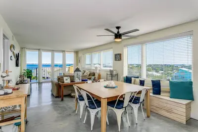 Image de Stylish & Renovated |Front & Back Balconies |Gulf & Sound Views |Huge Pool |Tennis Courts |Elevator