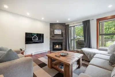Image de Spacious 2bdr on Blueberry Hill | Pets | Complex Hot Tub | Bbq