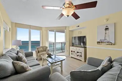 Image de Oceanfront 3-bedroom condo with a glass-paneled balcony | Bahama Sands - 602