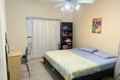 Image de A spacious 1-bedroom with bathroom available in a 2-bedroom apartment
