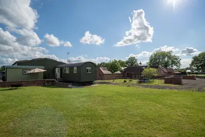 Image de Oaks Barn Farm, Alcester- sleeps 20 with optional Salt water hot tub