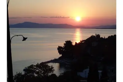 ¨Με θέα το ηλιοβασίλεμα¨/¨Overlooking the sunset¨