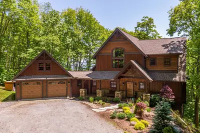 Image de Eagles Landing at Eagles Nest - Luxury pet friendly home, views, hot tub, pool table, fire pit