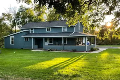 Image de 3 Bedroom's with 4 beds, 1/2 wrap around porch, patio, 2 firepits, outdoor bar!