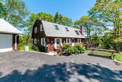 Image de Cozy home overlooking Little River in East Boothbay, Maine.