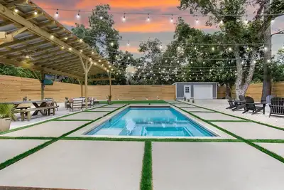 Image de Rosewood Haus |Fun & Cute 4/3 | Full Kitchen | Heated Pool & Hot Tub | Fire-pit + more