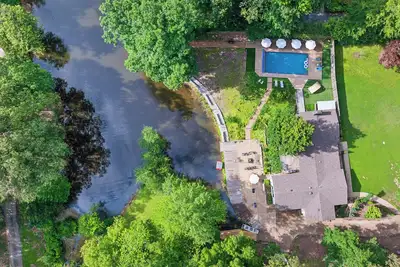 Image de 》Breathtaking Lake WaterFront Home Retreat w Pool《