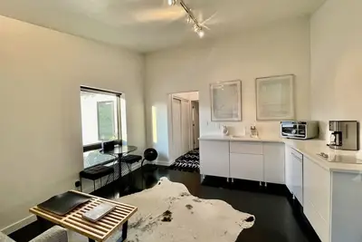 Image de The No. 3: modern, bright, renovated, dwtn condo w\/ outdoor lounge space