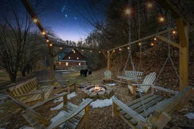 Image de Smoky Mtn Dollywood, Sleep16 + PoolTable + AirHockey + Firepit + Hottub+ Pets ok