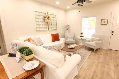 Image de Fully Remodeled! Three minute Walk to the Pioneer Woman Merc!