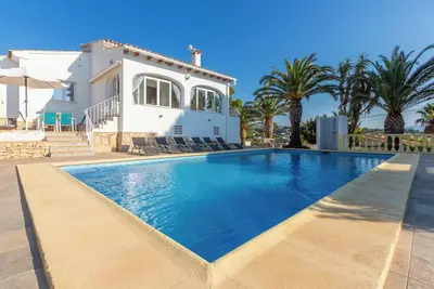 Image de Villa Rosa avec vue sur les montagnes, piscine, Wi-Fi, climatisation, terrasse et jardin.