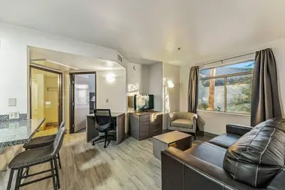 Image de Chandler 2 bd 1 ba immaculate grounds, perfect location with heated pool, downst